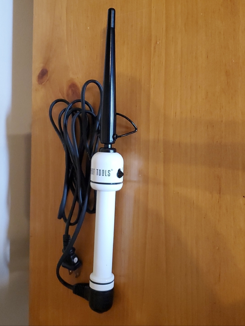 Hot Tools White and Black Tapered Curling Wand